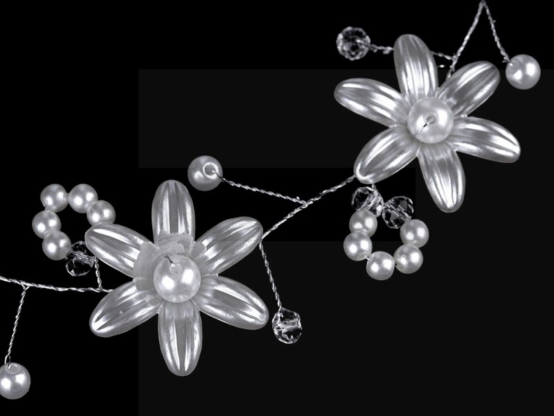 Haarverzierung mit Perlen, Blüten und geschliffenen Perlen