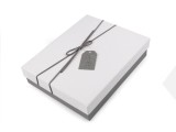 Geschenkbox mit Schleife und Hängeschild Geschenke einpacken