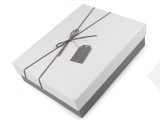 Geschenkbox mit Schleife und Hängeschild Geschenke einpacken