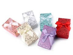Geschenksbox mit Schleife Geschenke einpacken